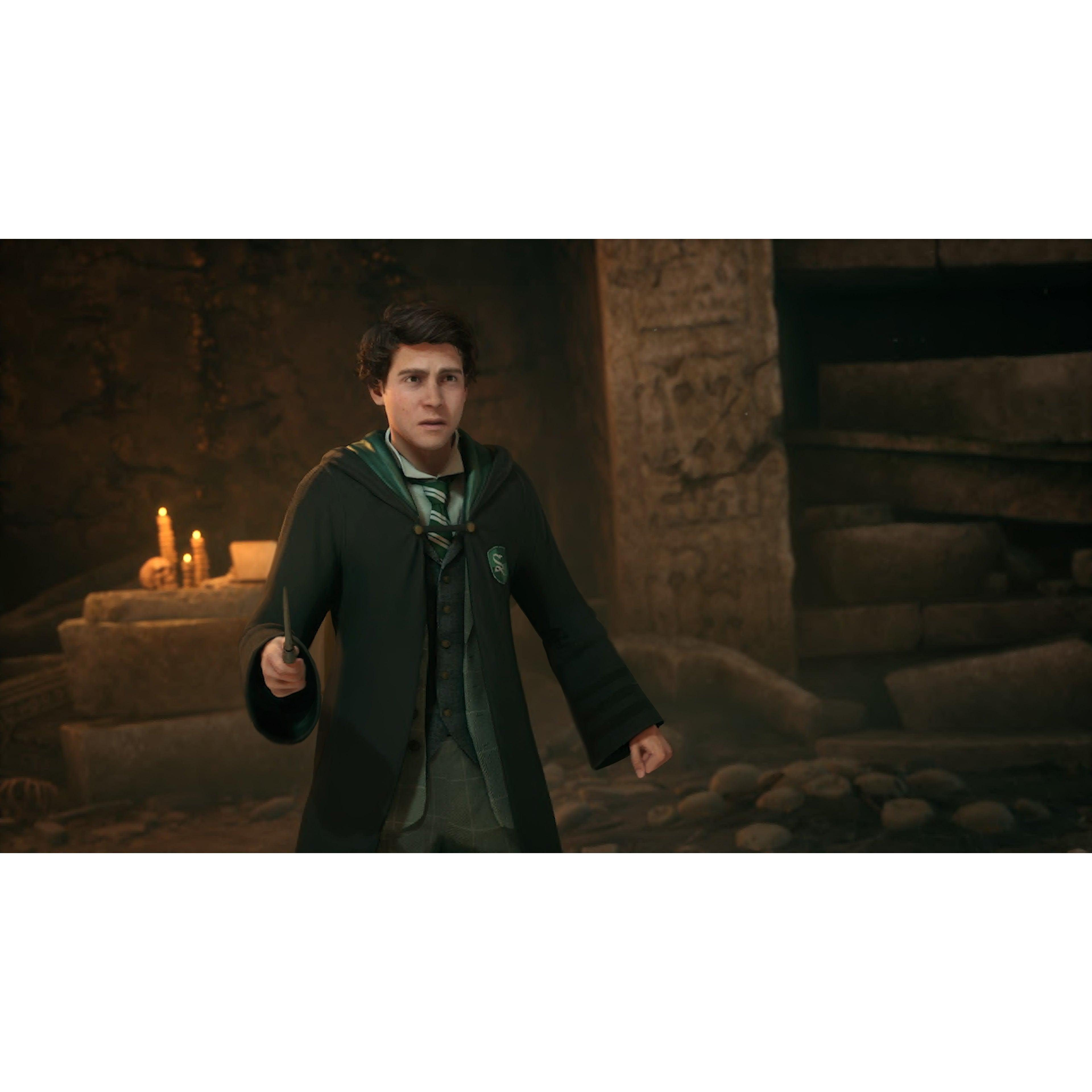 Screen_DarkLegacy_Sebastian-min_23342845-40f6-4606-80e7-b327c84aea16